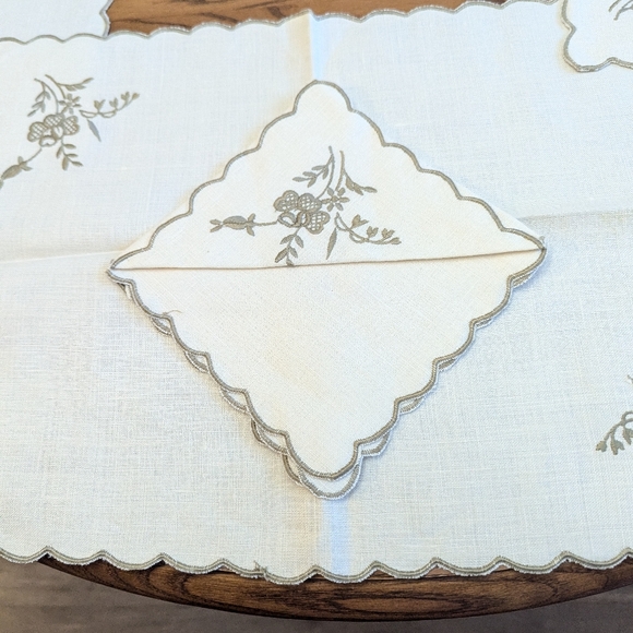 COPY - Irish Linen Vintage place mats and napkins. 4 of each. Floral Embroidery… - Picture 4 of 8